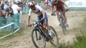 Tom Pidcock signe un retour en force en Coupe du Monde de VTT et remporte une nouvelle victoire.